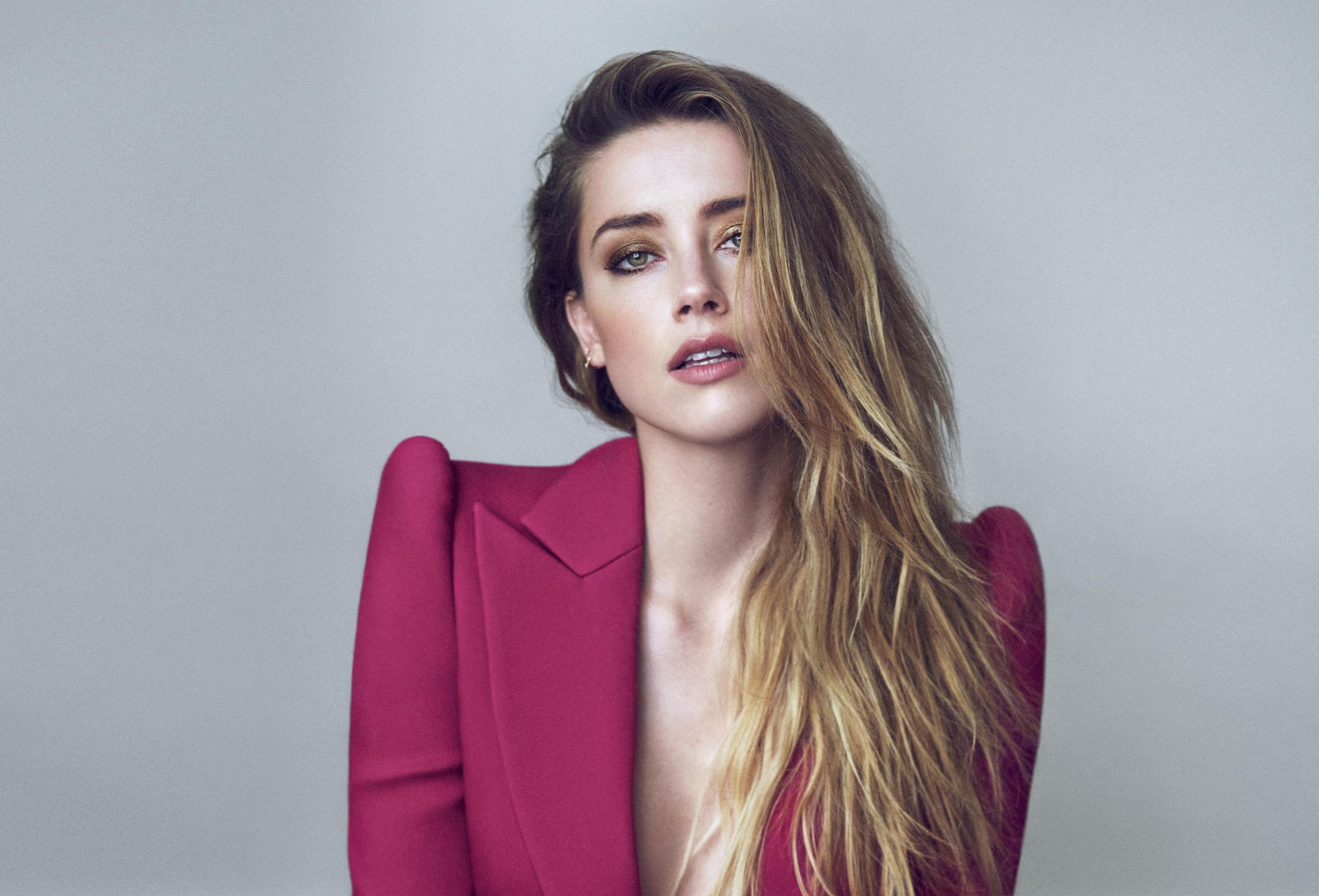 High-resolution 4K Ultra HD PC wallpaper featuring blonde celebrity Amber Heard in a bold red blazer against a neutral background.