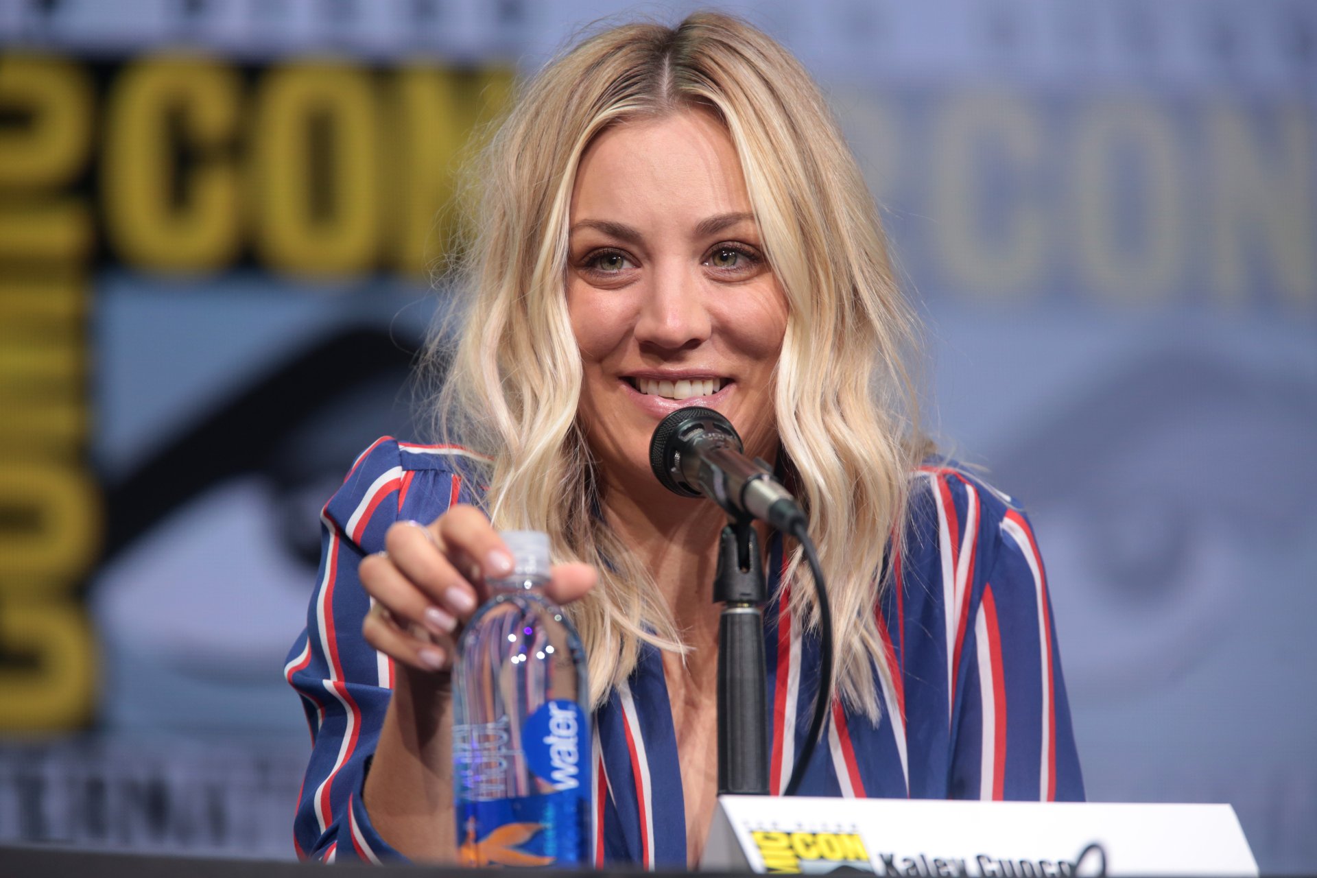 Download Comic Con Celebrity Kaley Cuoco 4k Ultra HD Wallpaper