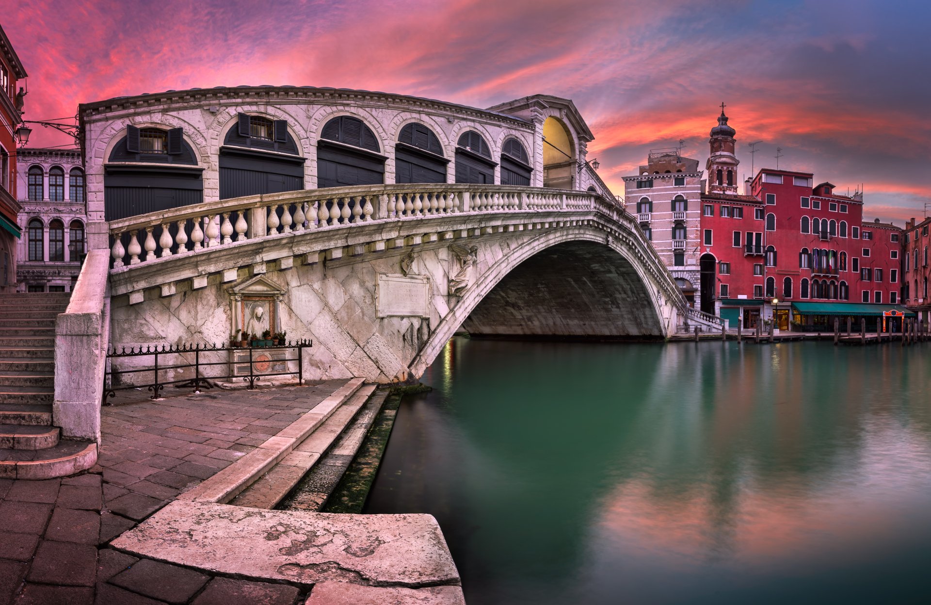 Stunning Rialto Bridge, Venice - 4K Ultra HD Wallpaper