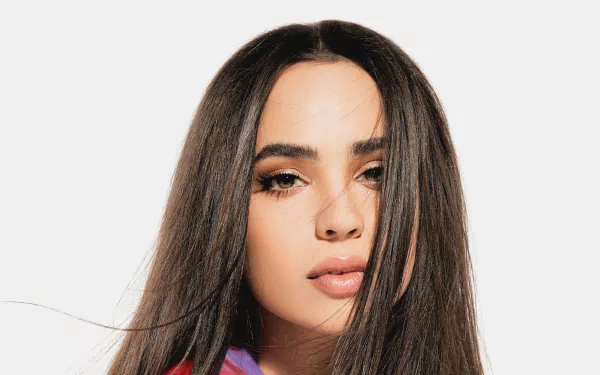 HD PC desktop wallpaper: close-up portrait of a brunette woman with hazel eyes, long straight hair and soft makeup against a clean, neutral background.