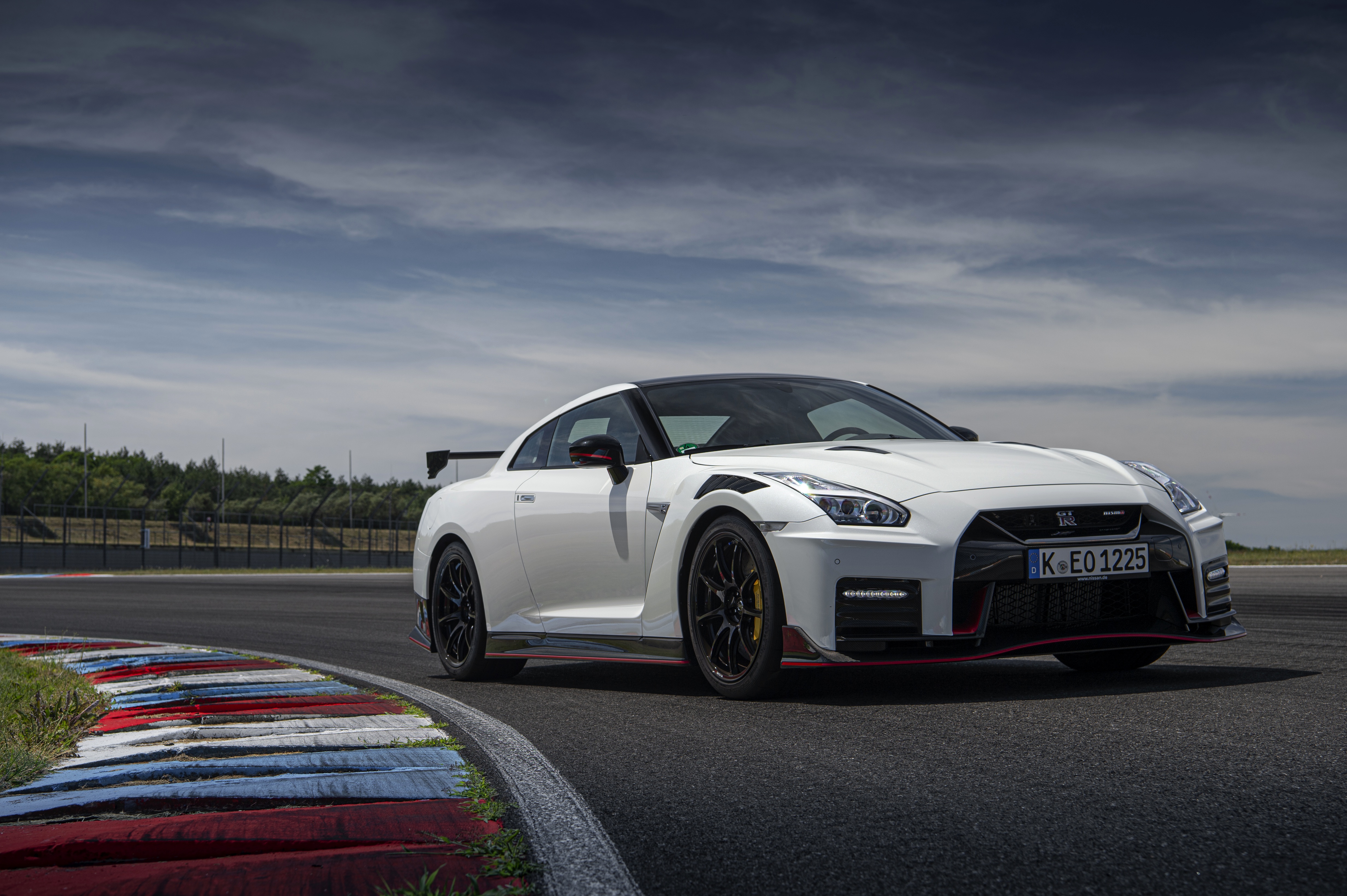 Download Supercar White Car Nissan GT R Car Nissan Vehicle Nissan GT R Download Supercar White Car Nissan GT R Car Nissan Vehicle Nissan GT R