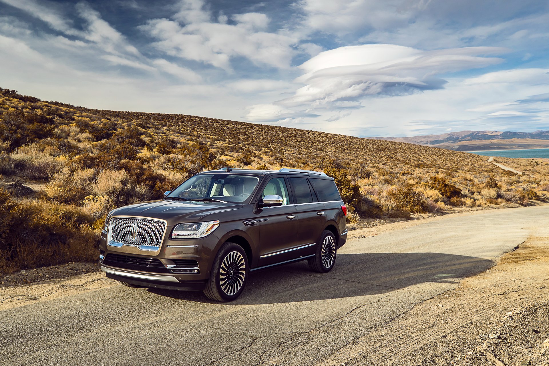 Download Brown Car SUV Car Lincoln Vehicle Lincoln Navigator 4k Ultra HD Wallpaper