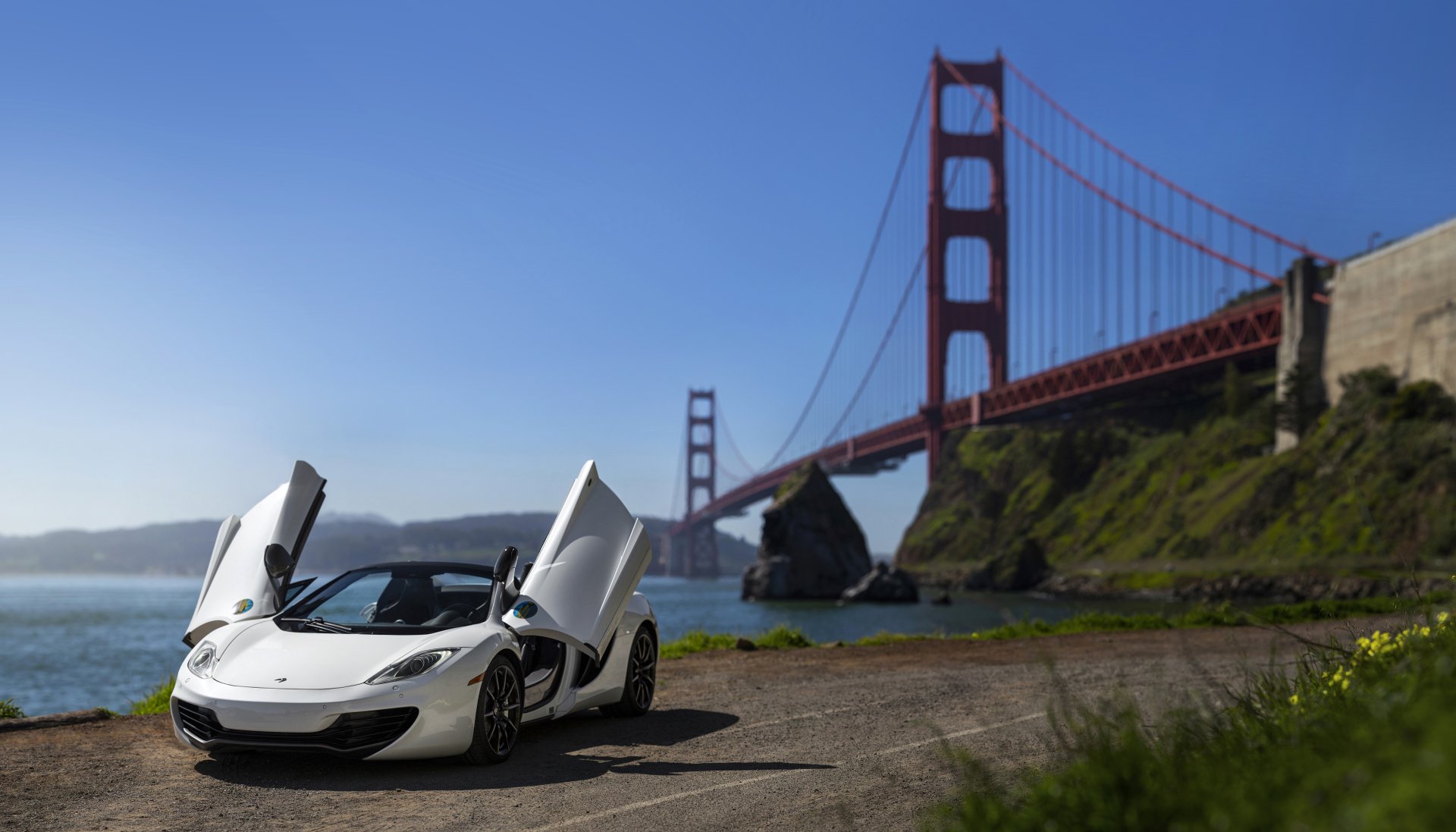 Download Golden Gate Bridge White Car Supercar Car McLaren Vehicle McLaren MP4-12C 4k Ultra HD Wallpaper