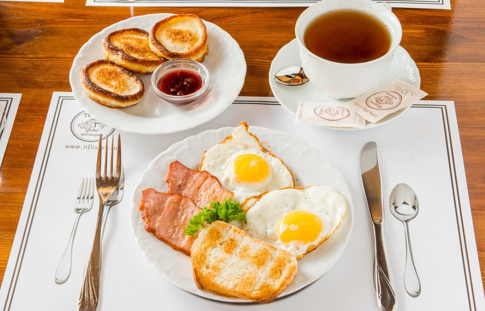 Пять завтраков. Сервировка стола к завтраку. Красивый завтрак. Красивая сервировка завтрака. Сервировка стола к завтракаку.