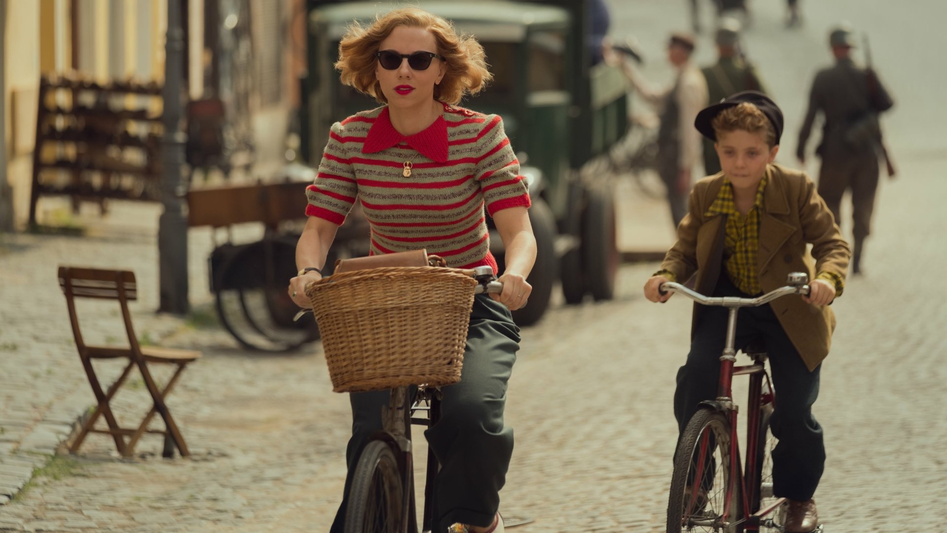 Download Roman Griffin Davis Scarlett Johansson Movie Jojo Rabbit 4k Ultra HD Wallpaper