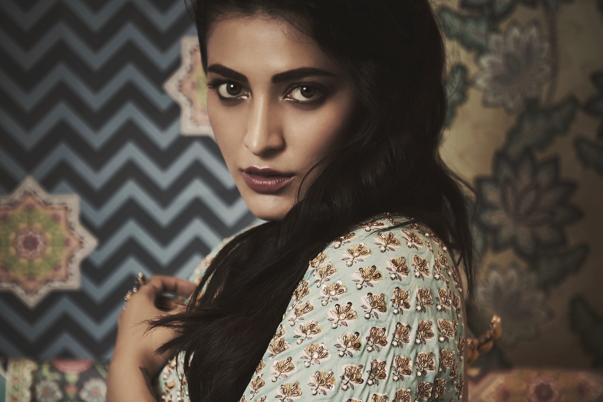 Download Brown Eyes Black Hair Face Bollywood Actress Indian Celebrity Shruti Haasan HD Wallpaper