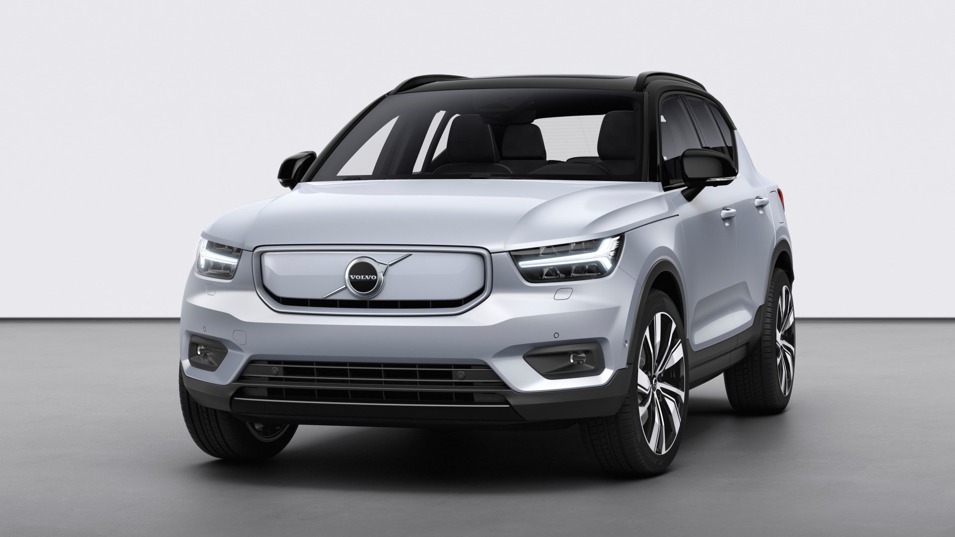 Download Silver Car SUV Car Volvo Vehicle Volvo XC40 4k Ultra HD Wallpaper