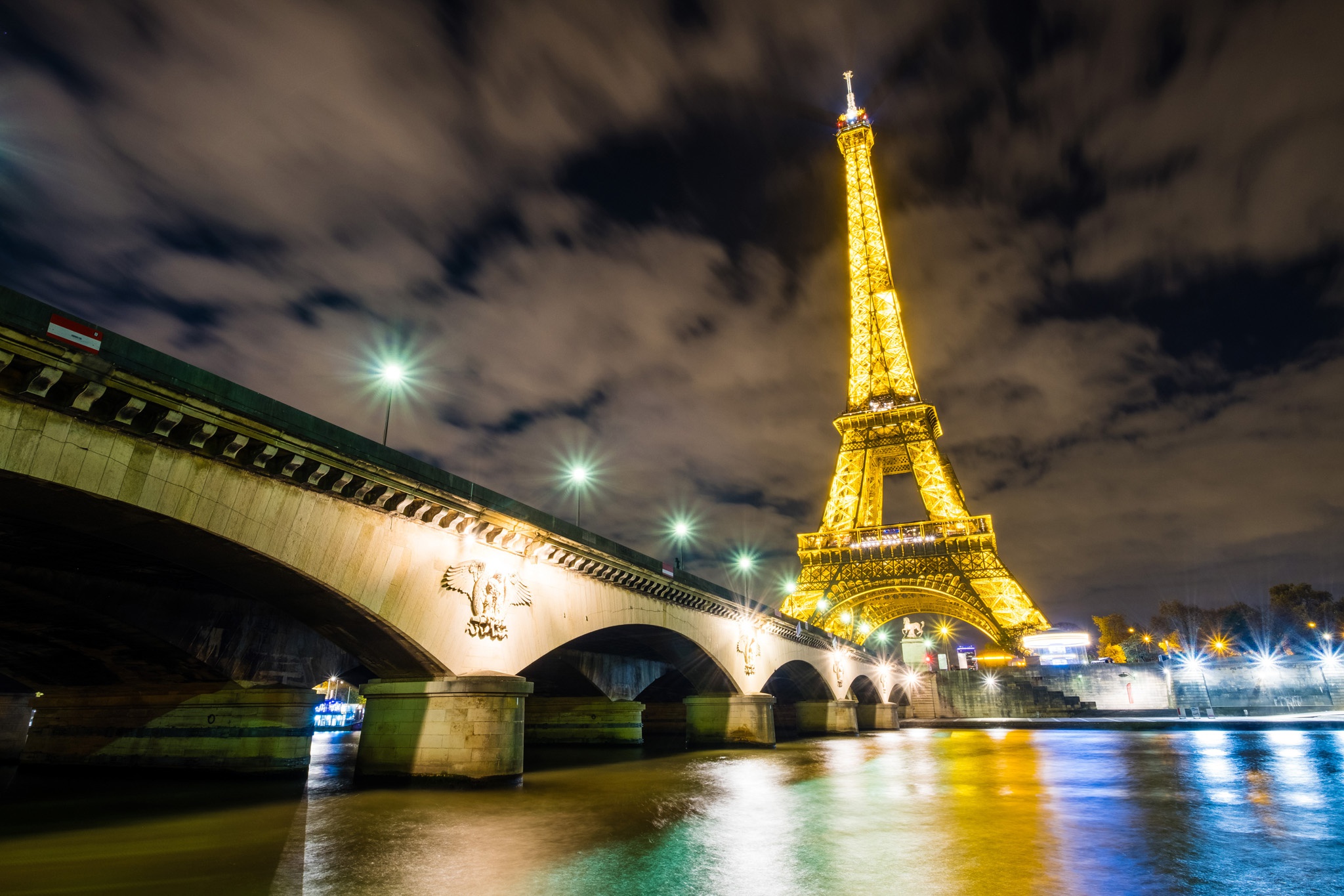 Eiffel Tower Zoom Background