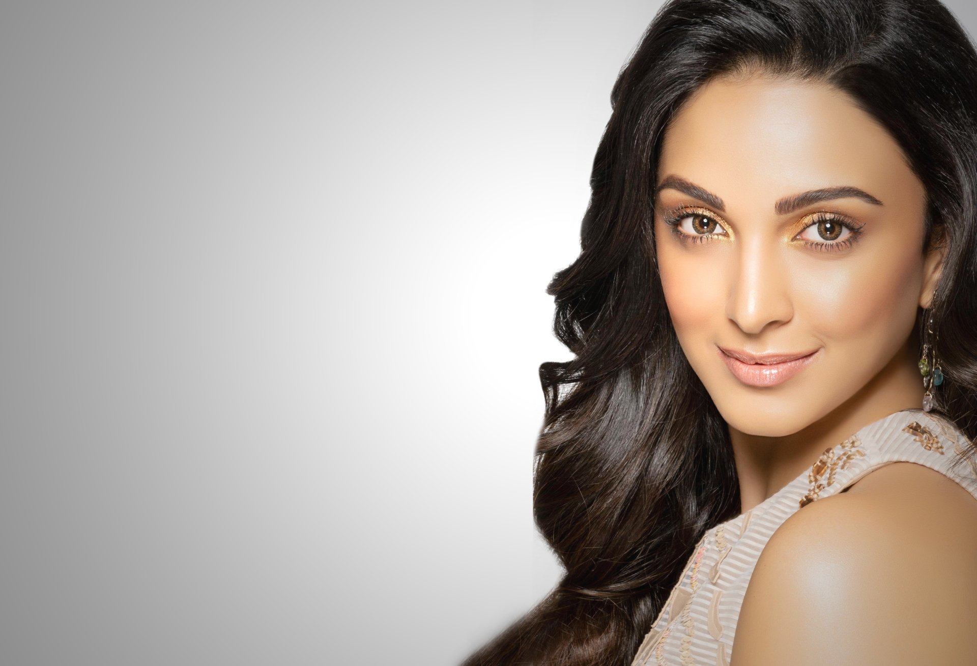 Kiara Advani HD Wallpaper Background Image 3667x2500