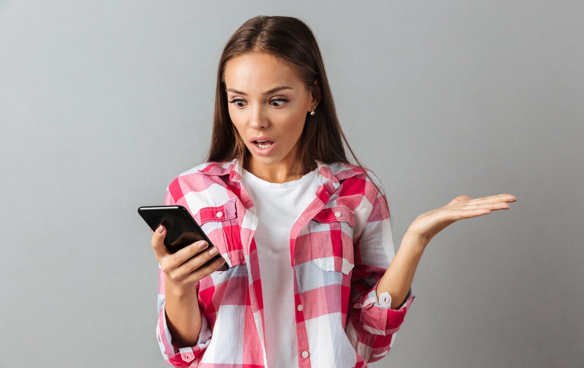 Download Smartphone Brown Eyes Brunette Woman Model HD Wallpaper