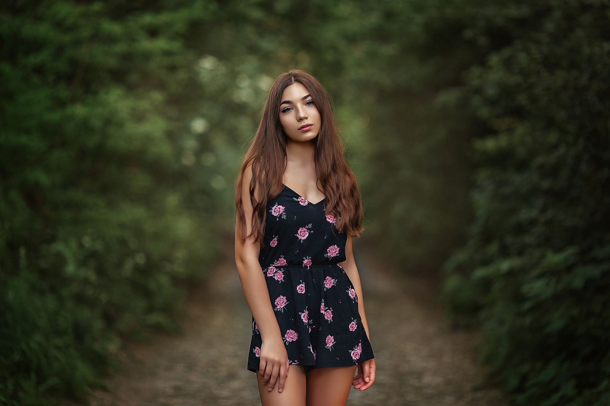 Brunettes dress. Летний портрет девушки. Молодая девушка. Простые девушки на природе. Девушка 15 лет в лесу.