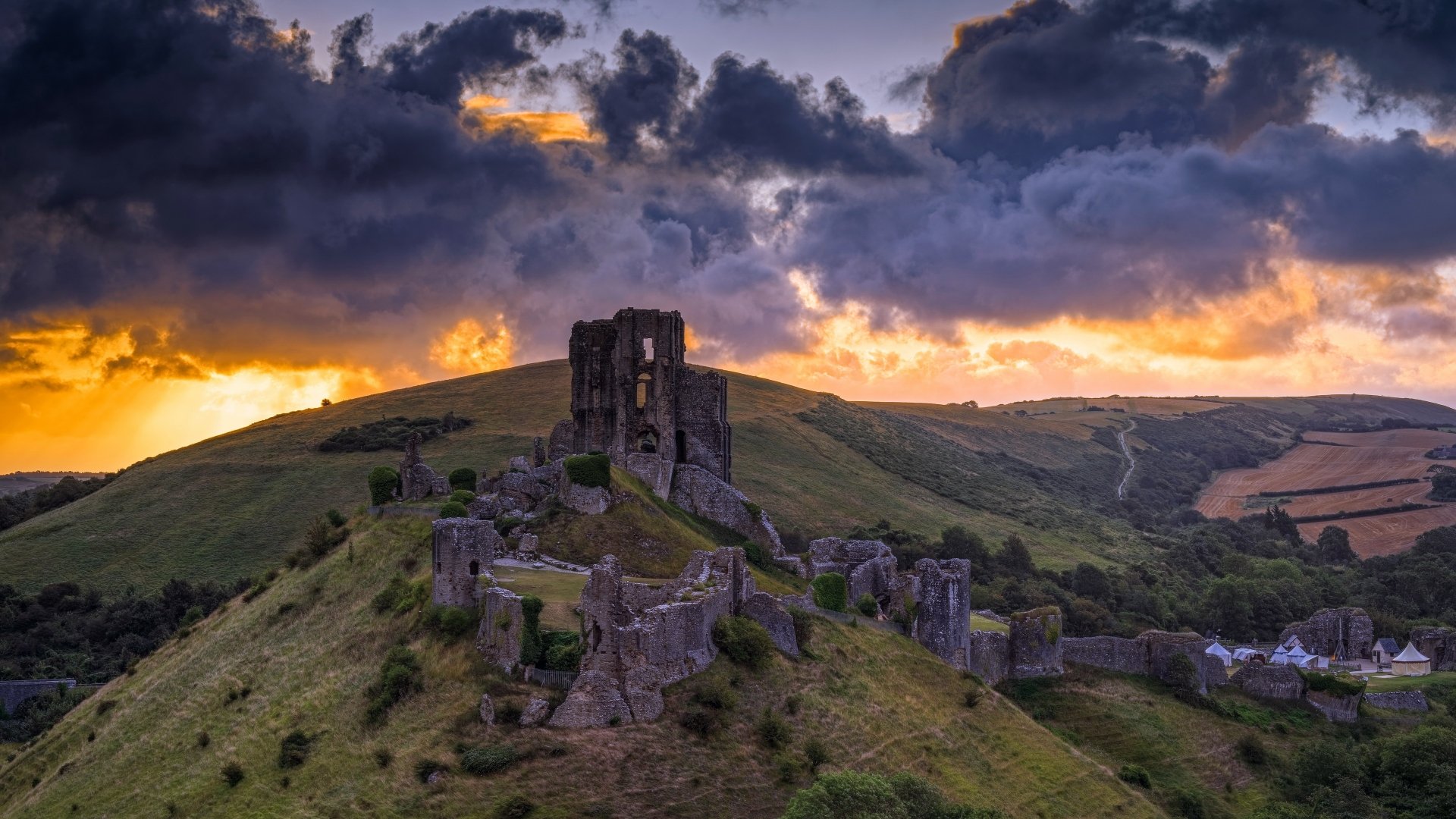 Download Cloud Hill Dorse England Man Made Corfe Castle 4k Ultra HD Wallpaper