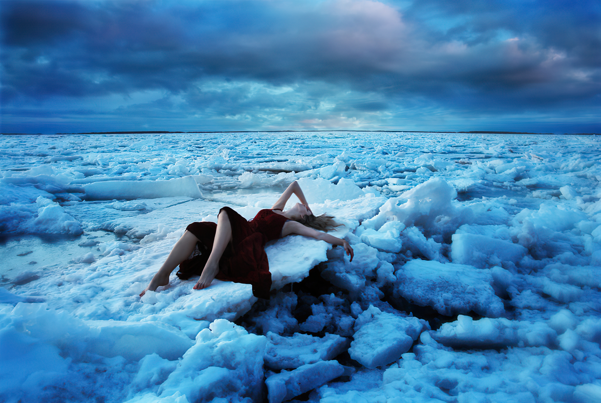 Холодно океан текст. Девушка и океан. Море зимой. Девушка во льду. Девушка лежит на льду.