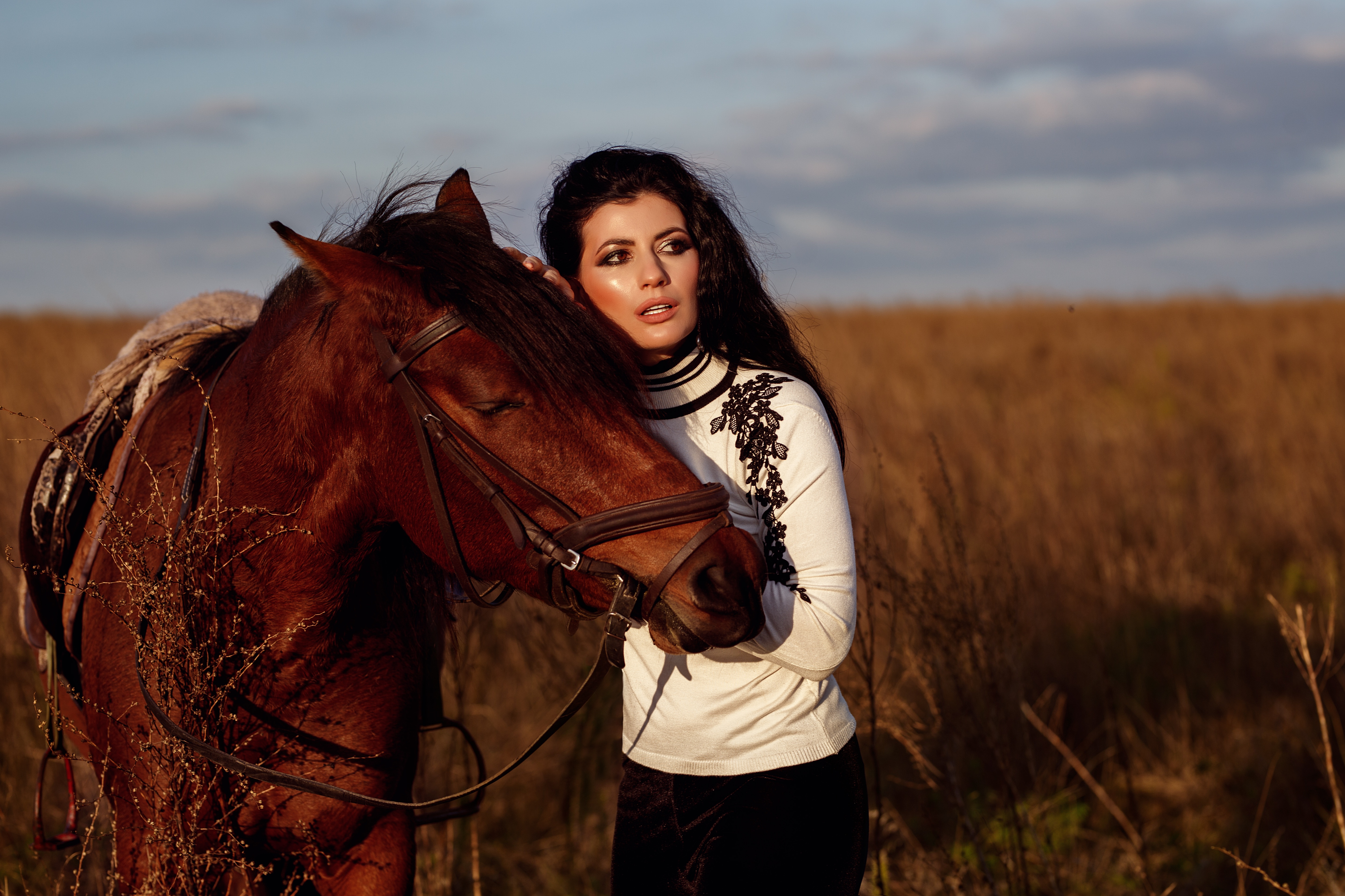 Верховая женщина. Девушка на коне. Фотосессия с лошадьми. Девушка с лошадью. Фотосессия с коричневой лошадью.