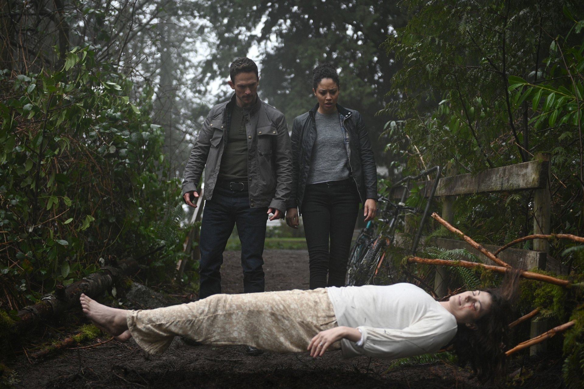 Download Finola Jones Riann Steele Bryan Beneventi Jonathan Tucker TV Show Debris HD Wallpaper