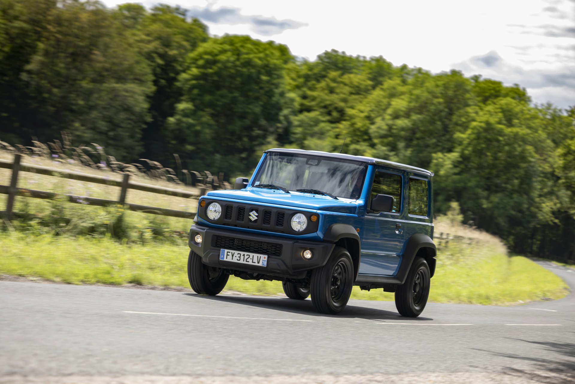 Download Vehicle Suzuki Jimny 8k Ultra HD Wallpaper