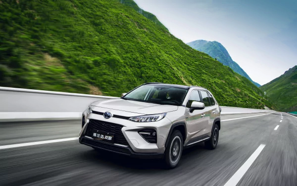  Grey Toyota Wildlander Hybrid