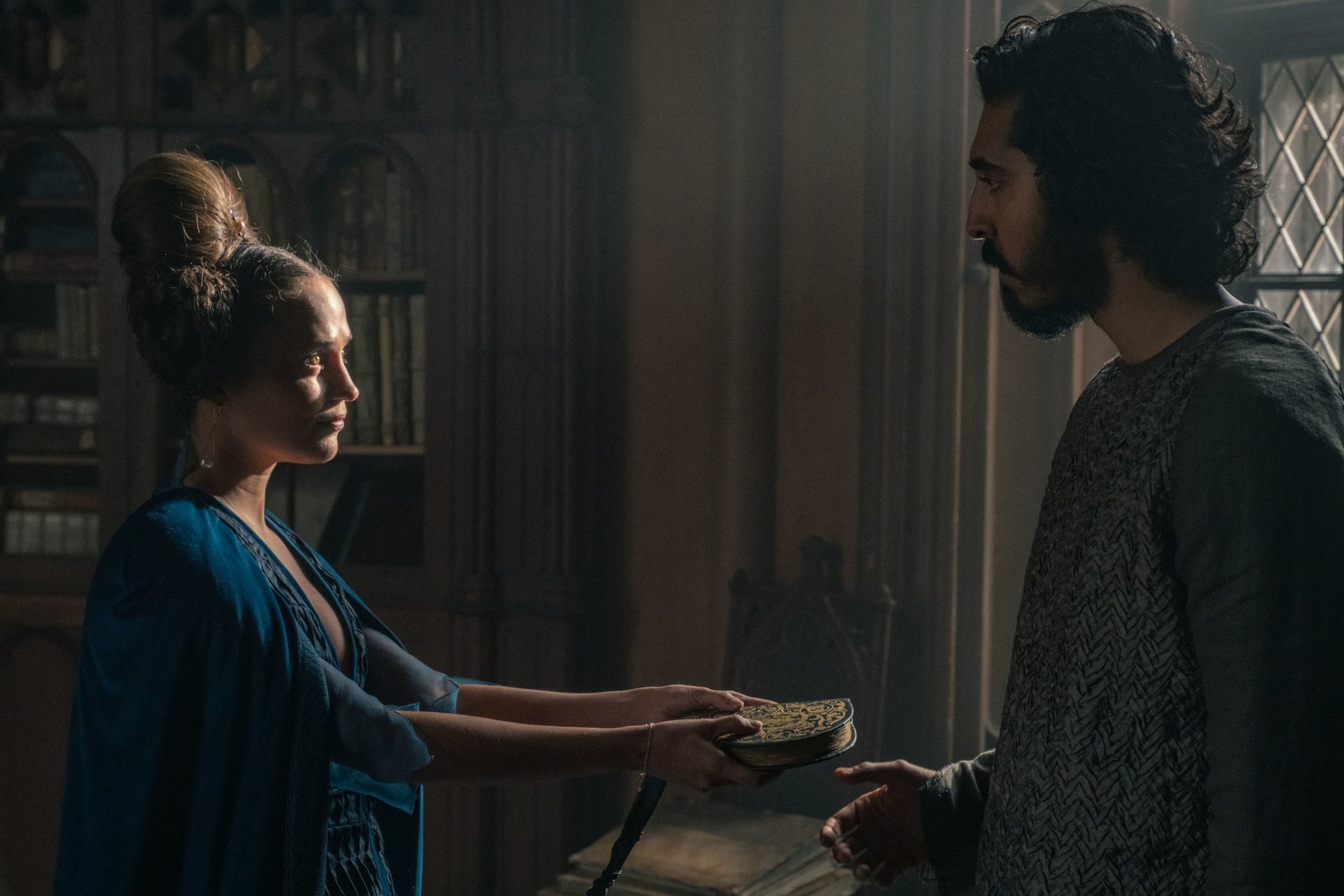 Download Alicia Vikander Dev Patel Movie The Green Knight HD Wallpaper