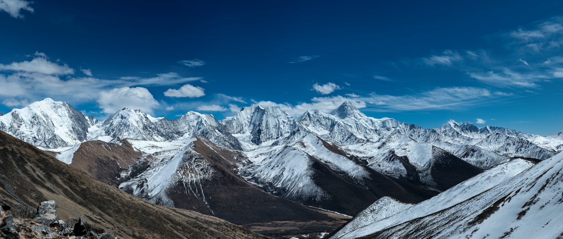 4K Ultra HD desktop wallpaper featuring a stunning mountain range under a deep blue sky, showcasing nature’s majestic beauty.