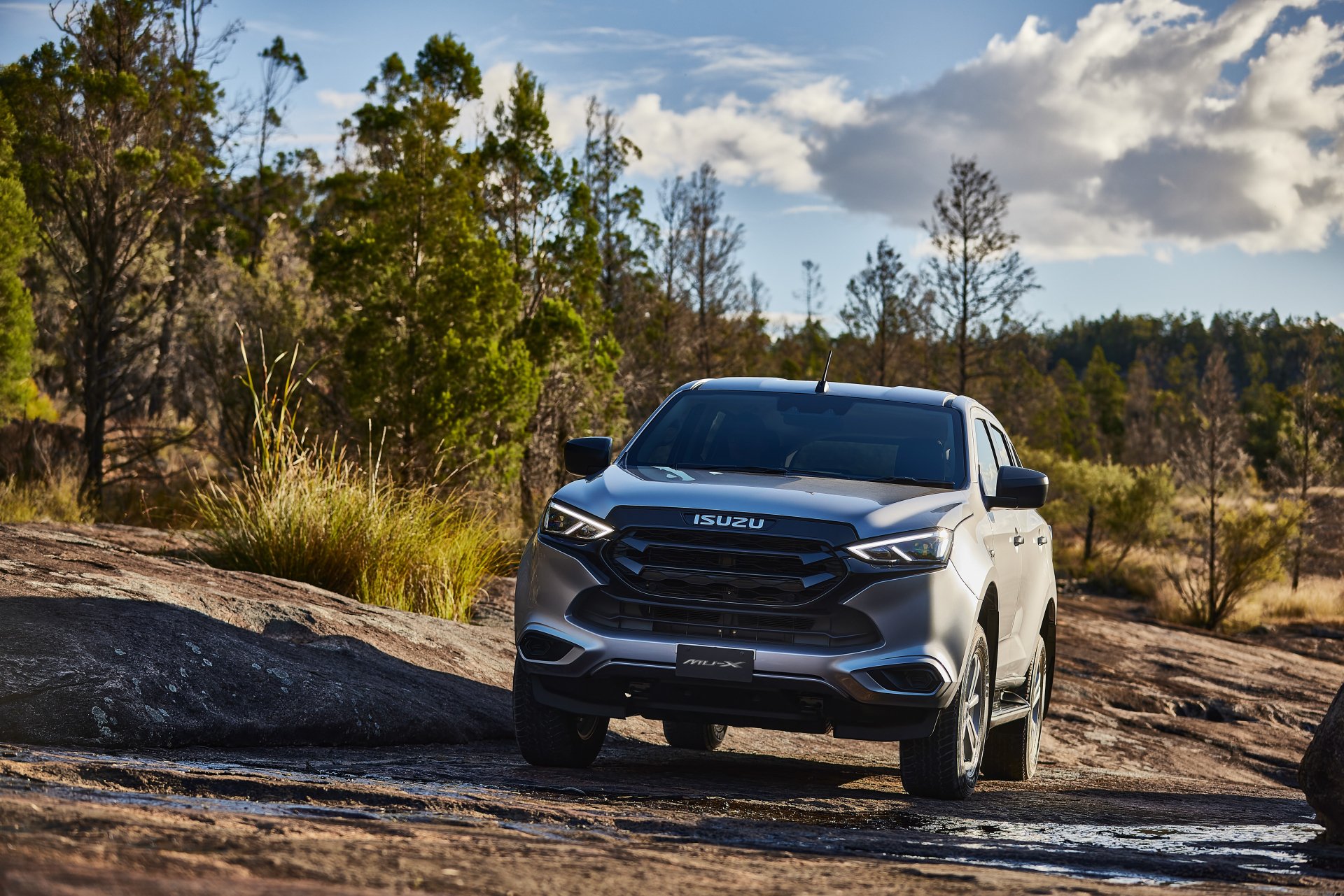 Download SUV Vehicle Isuzu MU-X 4k Ultra HD Wallpaper