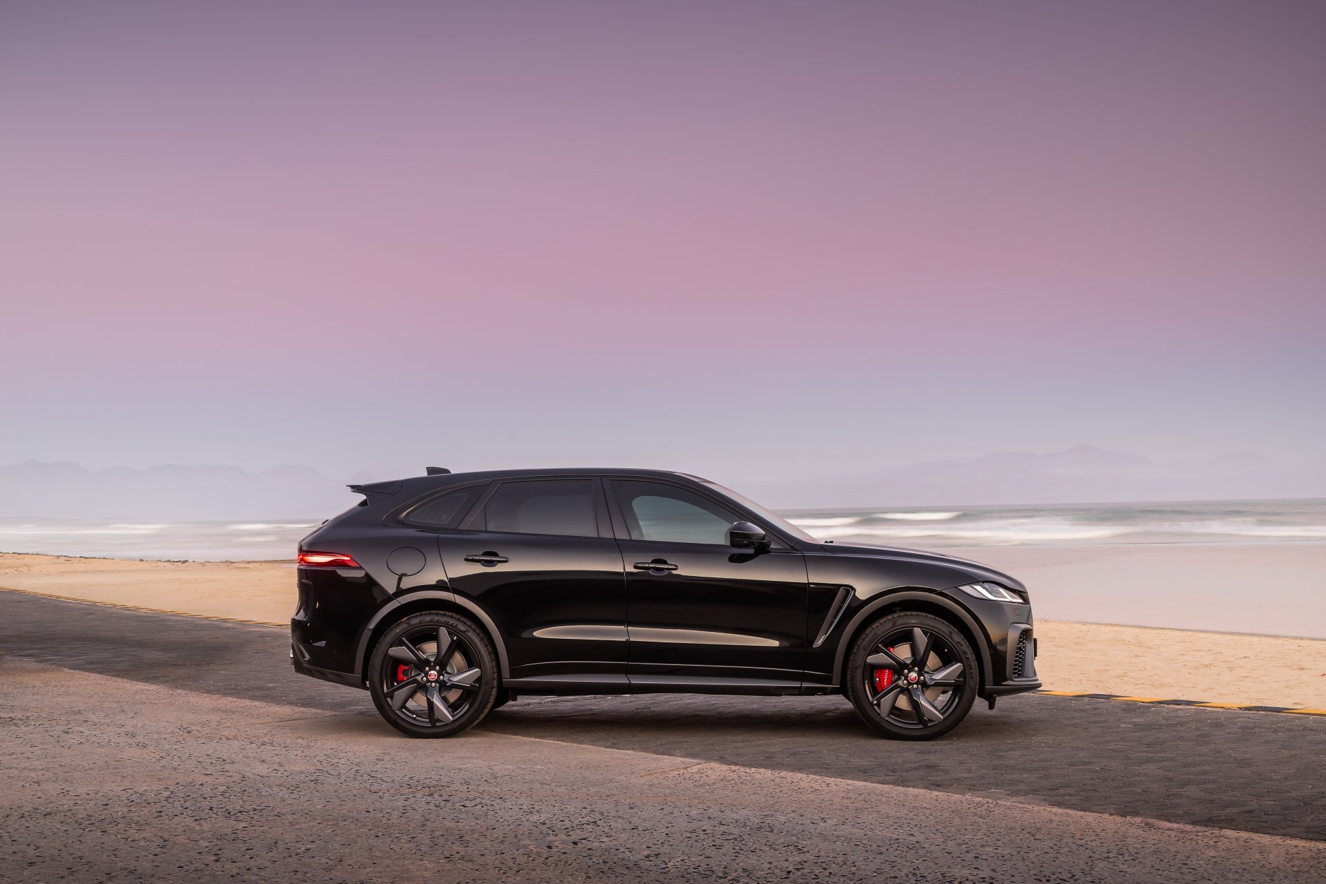 Jaguar f Pace SVR Black