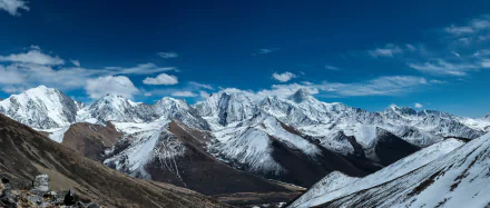 4K Ultra HD desktop wallpaper featuring a stunning mountain range under a deep blue sky, showcasing nature’s majestic beauty.