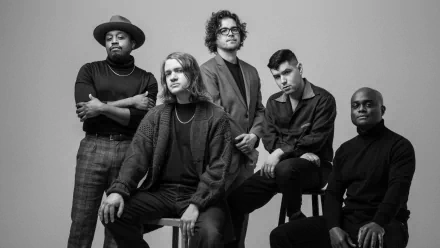 Black and white HD desktop wallpaper featuring the band Durand Jones & The Indications posing for a group portrait.