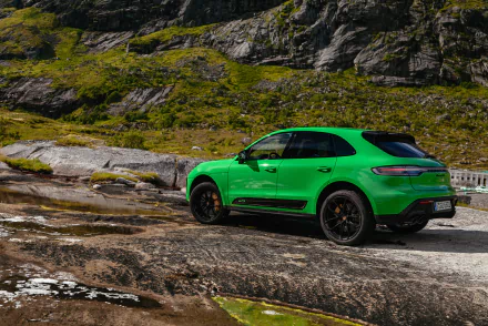  Green Porsche Macan GTS Sport Package (95B)