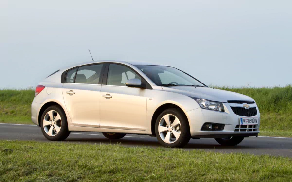  White Chevrolet Cruze Hatchback (J300)