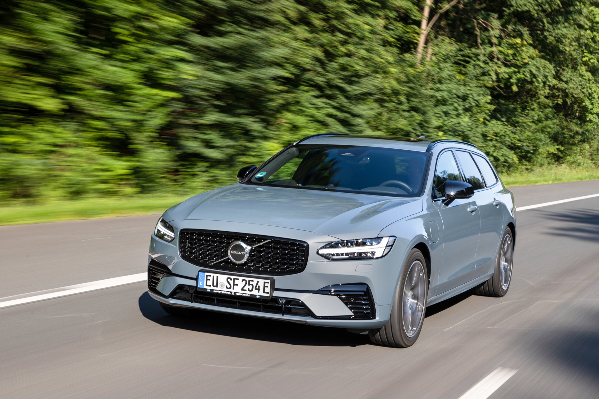 Download Vehicle Volvo V90 T6 AWD 4k Ultra HD Wallpaper