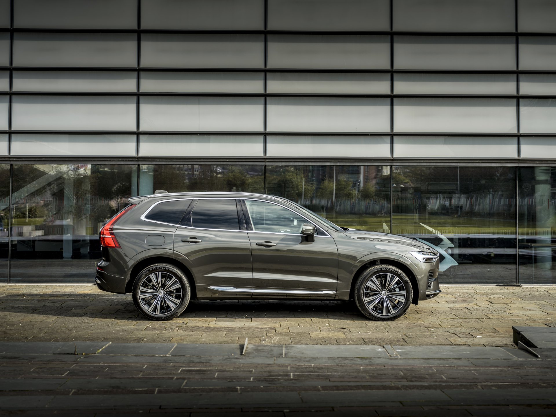 Download SUV Volvo XC60 T6 AWD Vehicle Volvo XC60 4k Ultra HD Wallpaper