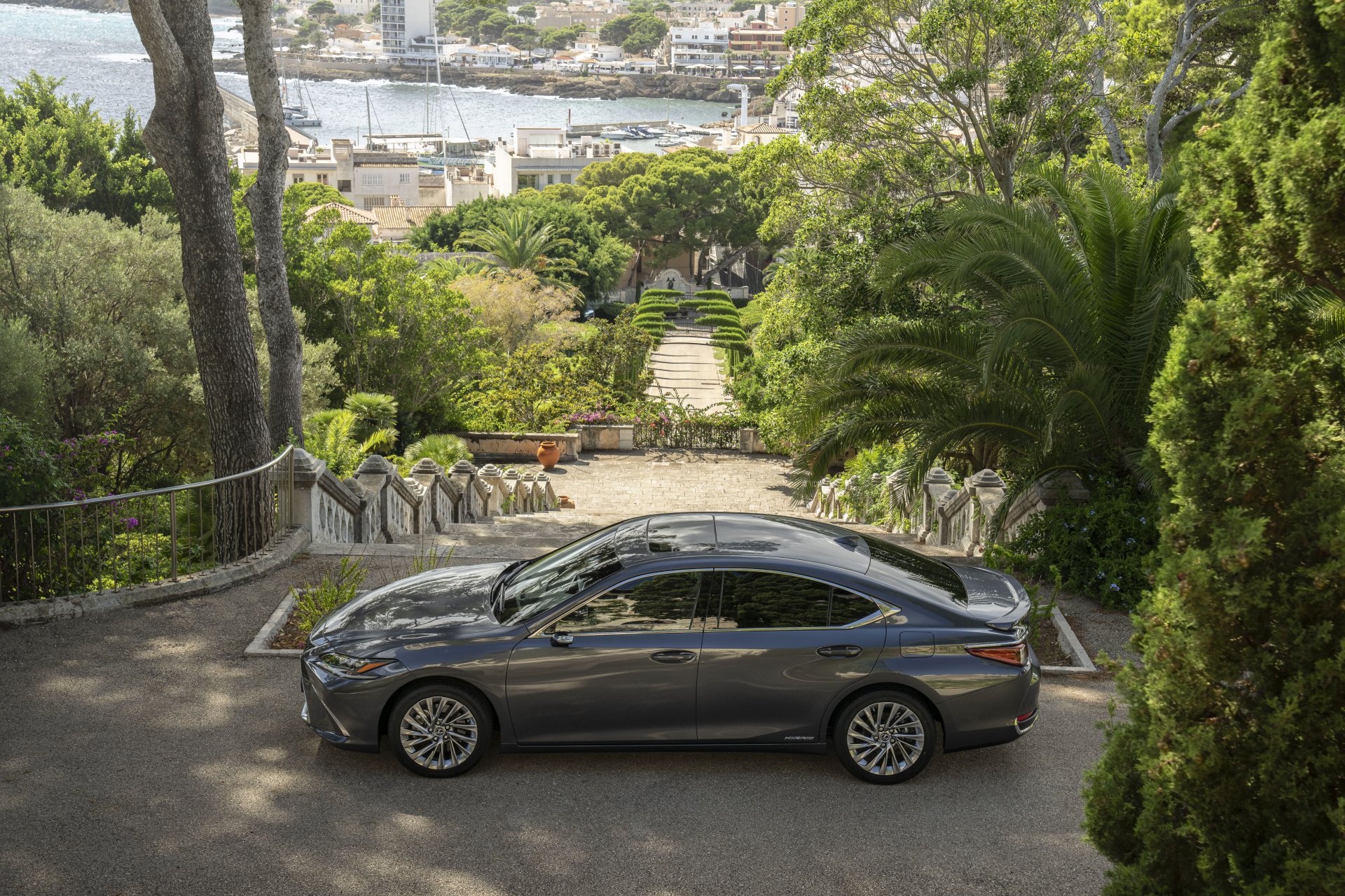 Download Vehicle Lexus ES 300H 4k Ultra HD Wallpaper