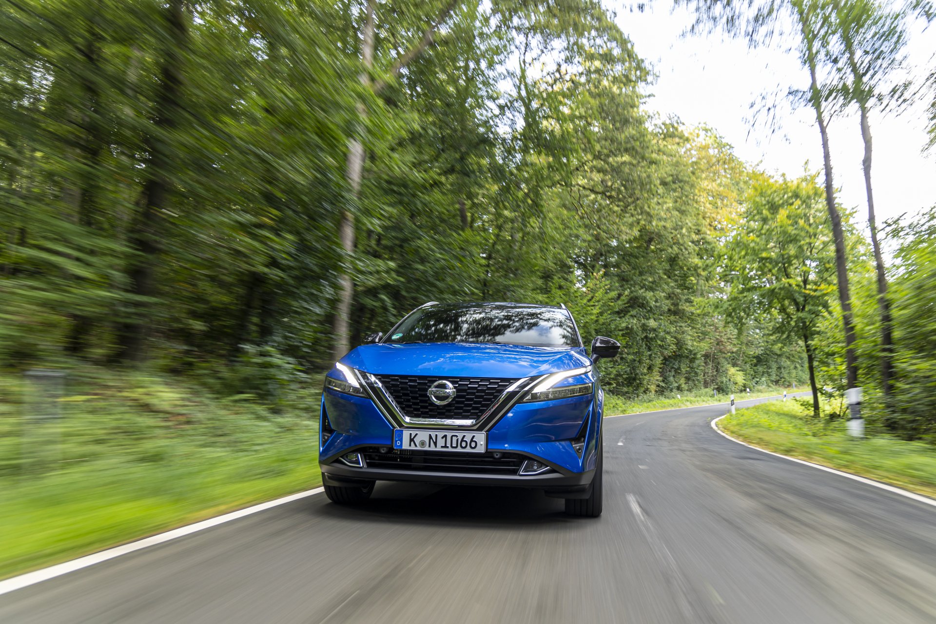 Download SUV Vehicle Nissan Qashqai 4×4 4k Ultra HD Wallpaper