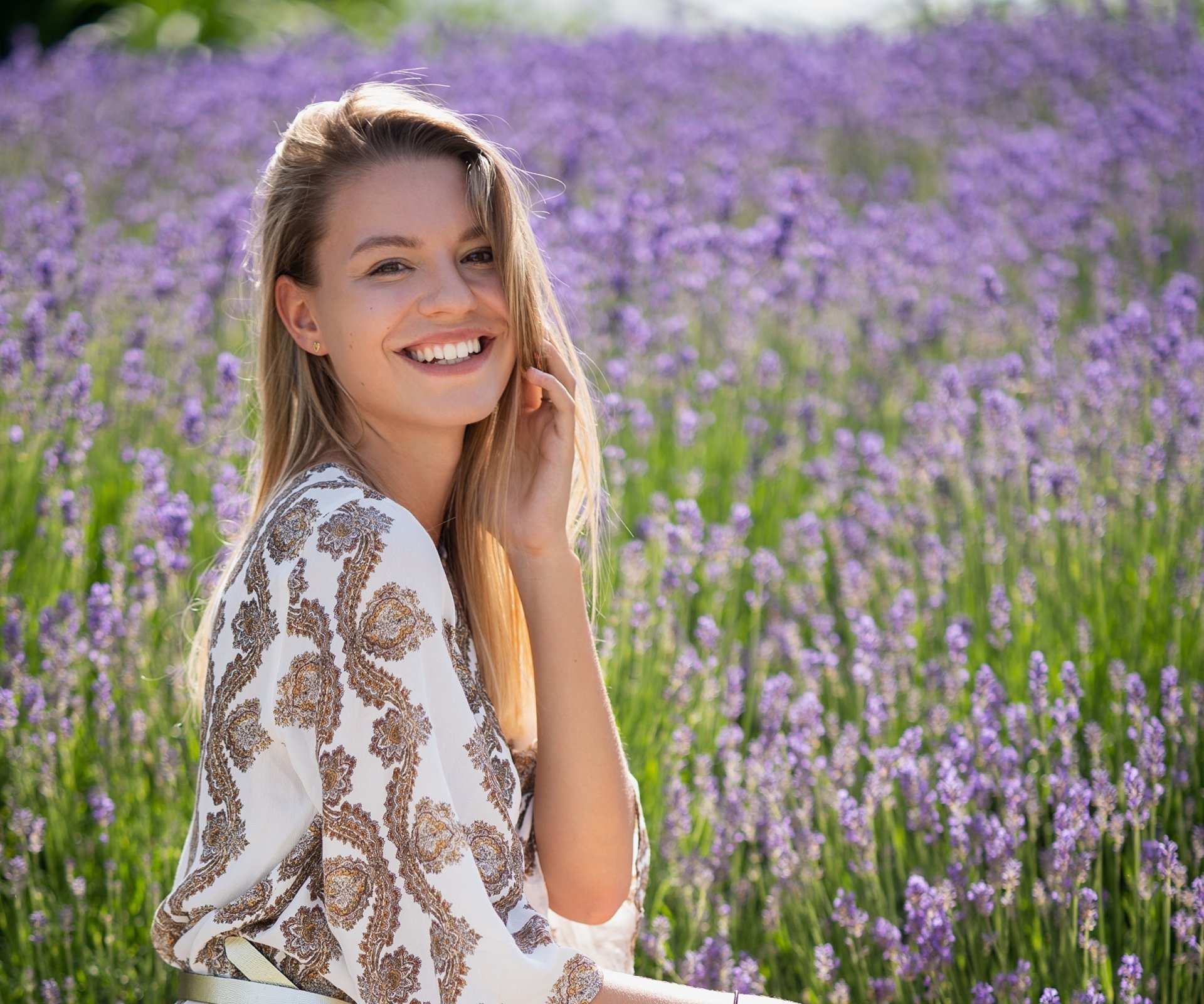 Download Smile Woman Model HD Wallpaper