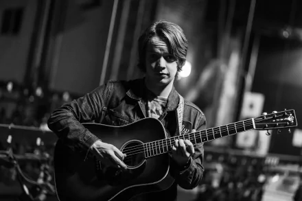 HD desktop wallpaper featuring black and white photo of musician Billy Strings playing an acoustic guitar.