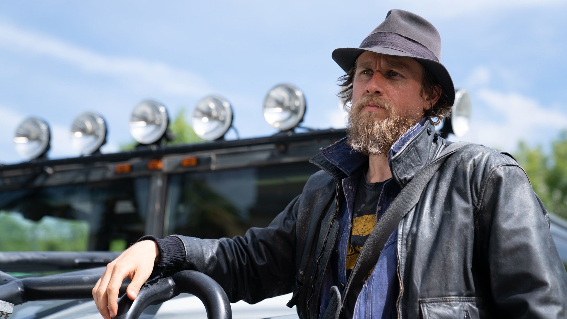 Download Charlie Hunnam Movie Last Looks HD Wallpaper