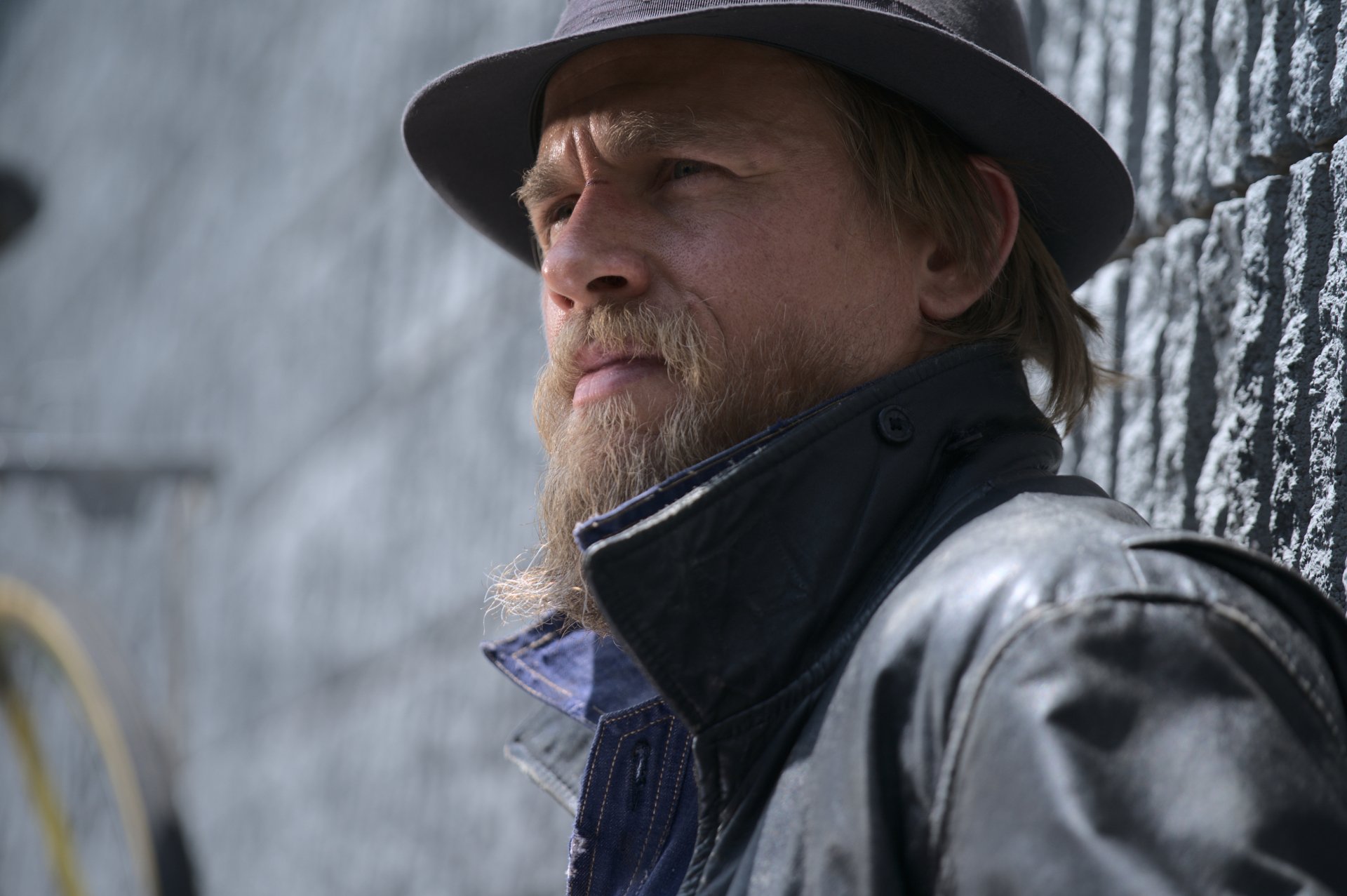 Download Charlie Hunnam Movie Last Looks 4k Ultra HD Wallpaper
