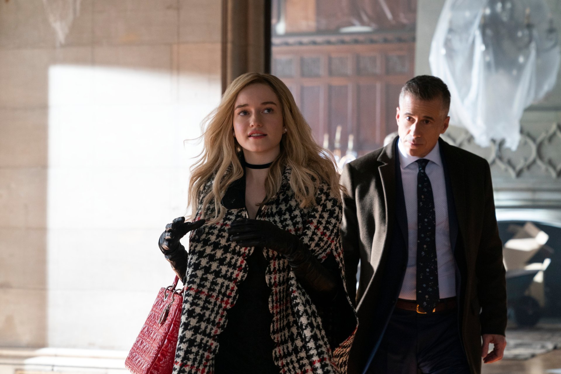 Download Julia Garner TV Show Inventing Anna HD Wallpaper