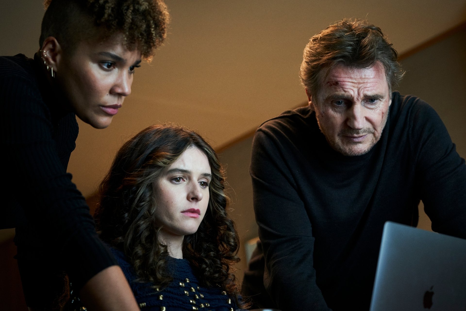 Download Emmy Raver-Lampman Liam Neeson Movie Blacklight 4k Ultra HD Wallpaper