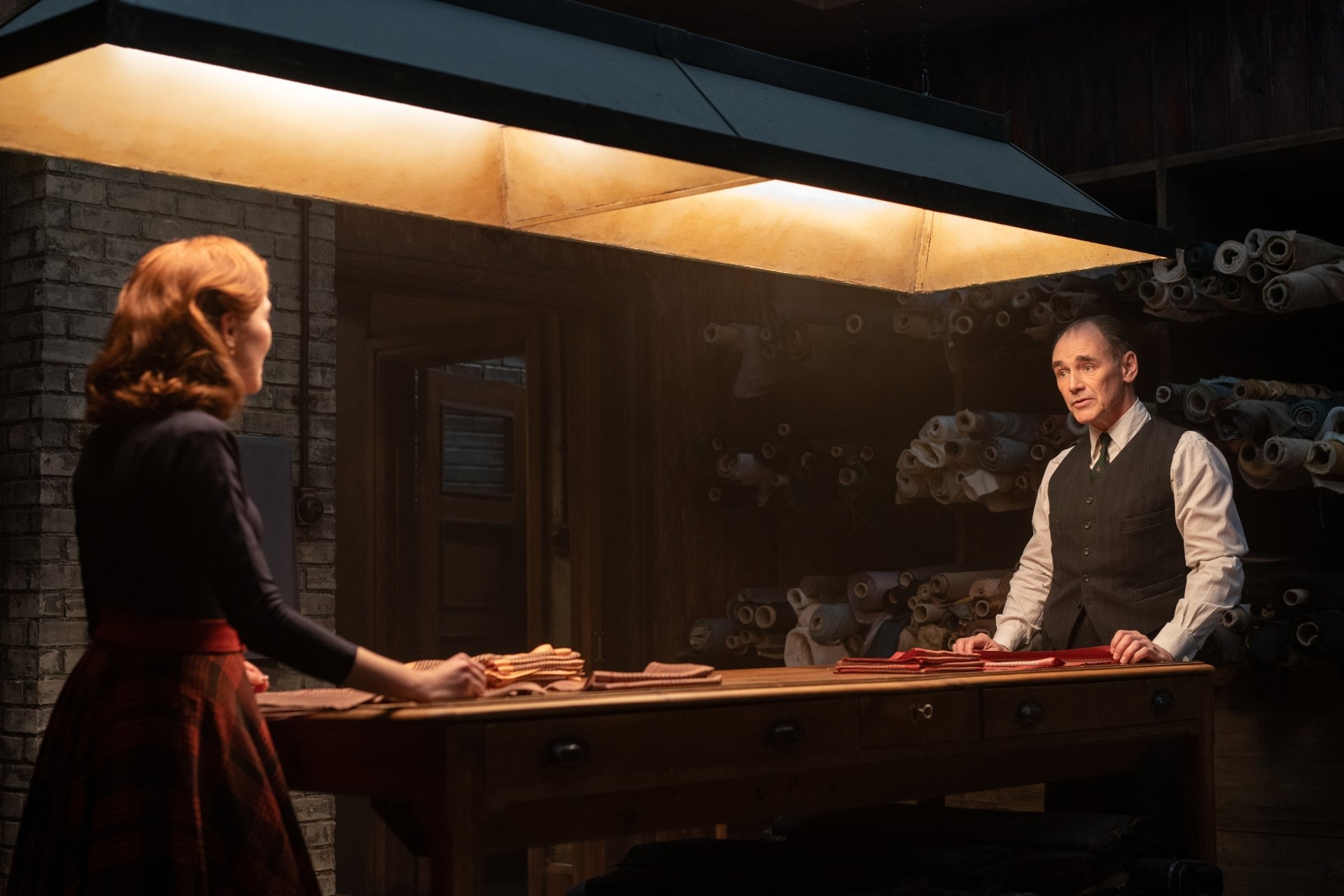 Download Mark Rylance Zoey Deutch Movie The Outfit 4k Ultra HD Wallpaper