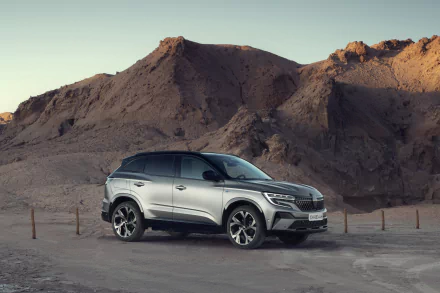 SUV vehicle Renault Austral E-TECH Hybrid HD Desktop Wallpaper | Background Image
