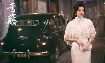 4K Ultra HD desktop wallpaper featuring Si Teng from the TV show Rattan, dressed in vintage attire standing beside a classic car on a city street at night.
