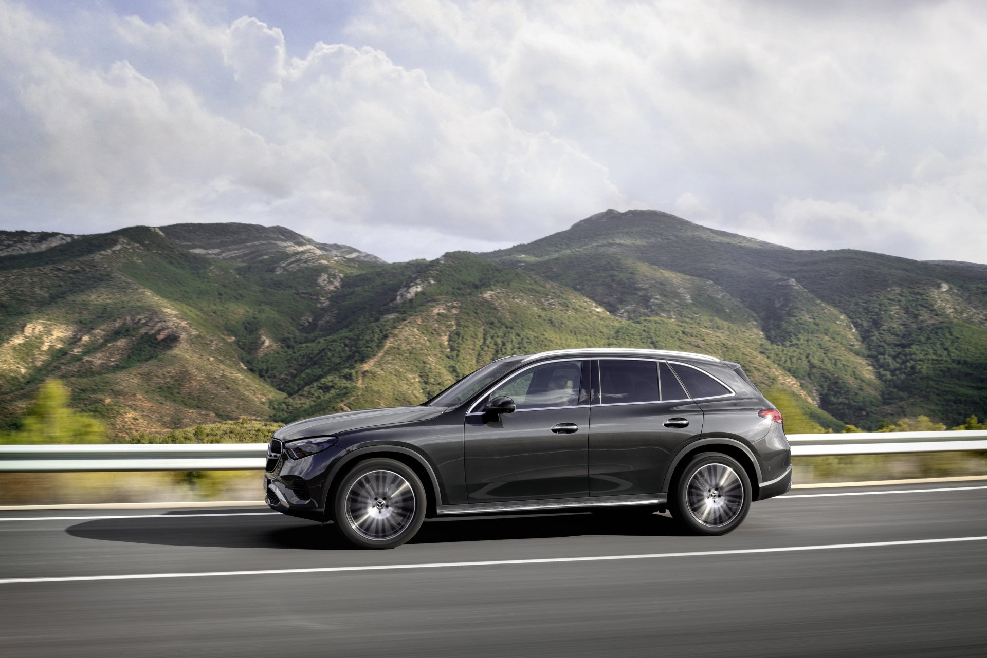 Download Vehicle Mercedes-Benz GLC-Class 4k Ultra HD Wallpaper