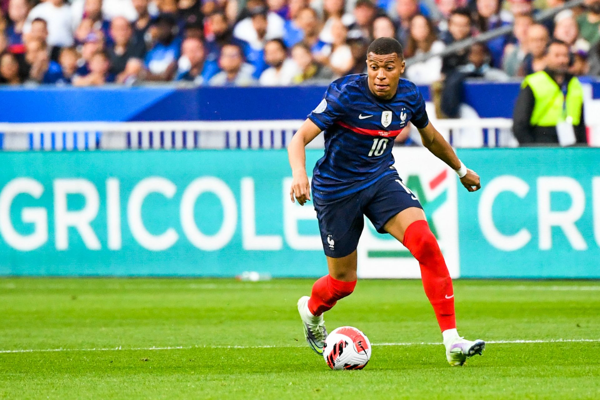 Download France National Football Team Kylian Mbappé Sports HD Wallpaper