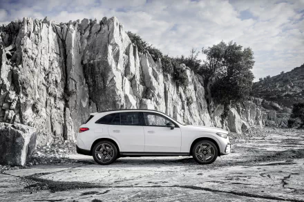  Mercedes-Benz GLC 300 e 4MATIC AMG Line