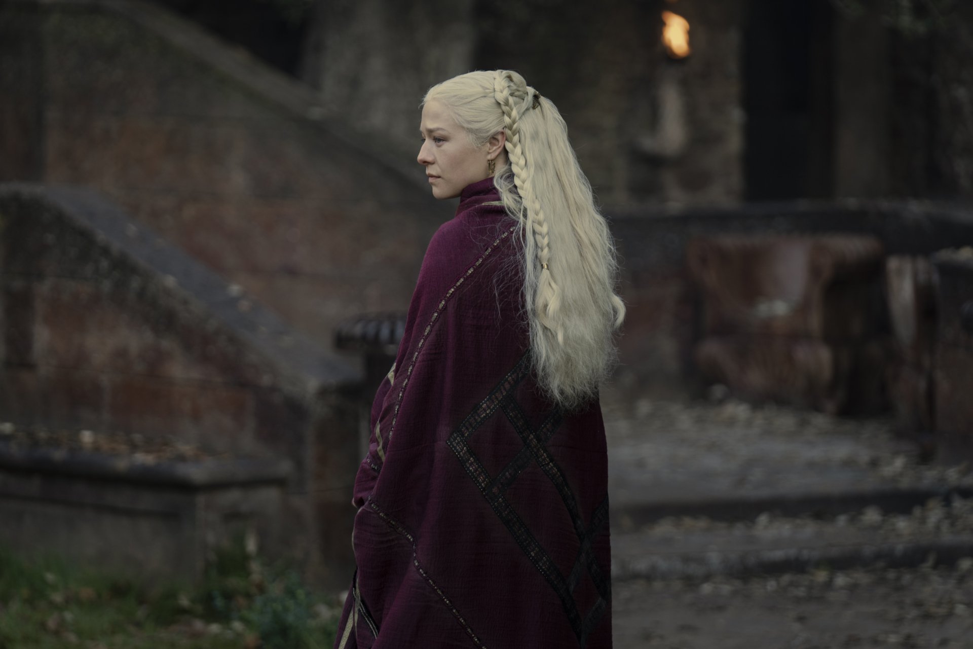 Rhaenyra Targaryen from House of the Dragon in a burgundy cloak with a long platinum braid, standing on stone steps — 4K Ultra HD PC desktop wallpaper.