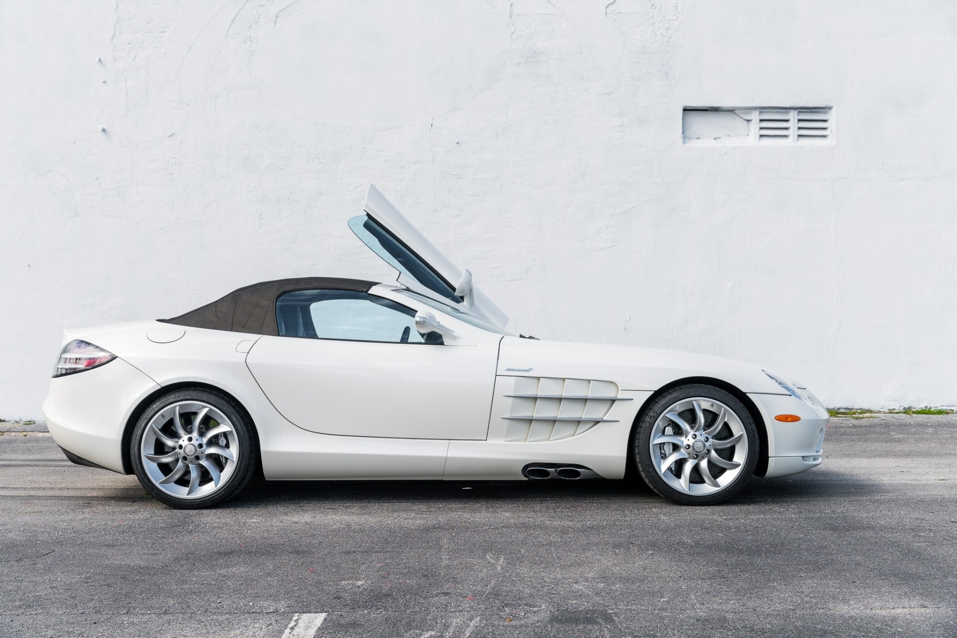 Download Vehicle Mercedes-Benz SLR McLaren HD Wallpaper