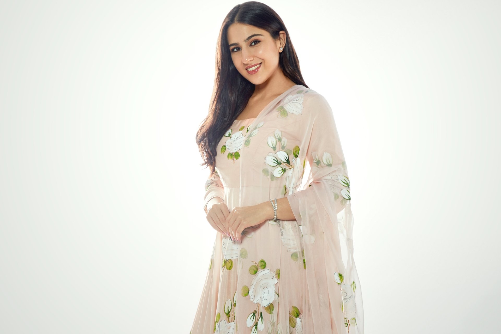 Download Celebrity Sara Ali Khan HD Wallpaper