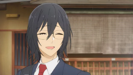  Izumi Miyamura smiles warmly in this HD wallpaper from Horimiya: The Missing Pieces, showcasing his distinct style and character in a vibrant setting.
