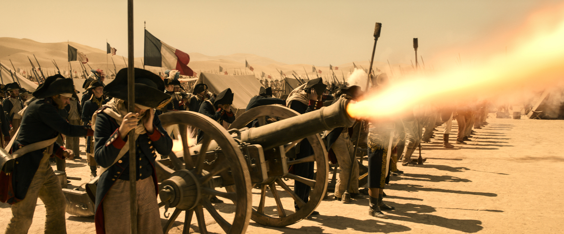 HD wallpaper of a Napoleonic era battle scene with soldiers manning a cannon.